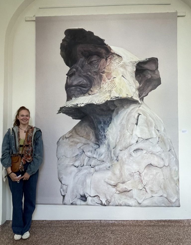 Sculpture Imitation Painting, Acryl on Cotton Nettle, 300×185cm, 2022
Reference: Bronze Sculpture „Sacred Langure“ by Nichola Theatston, 26×15×17cm, Edition of 15, 2022