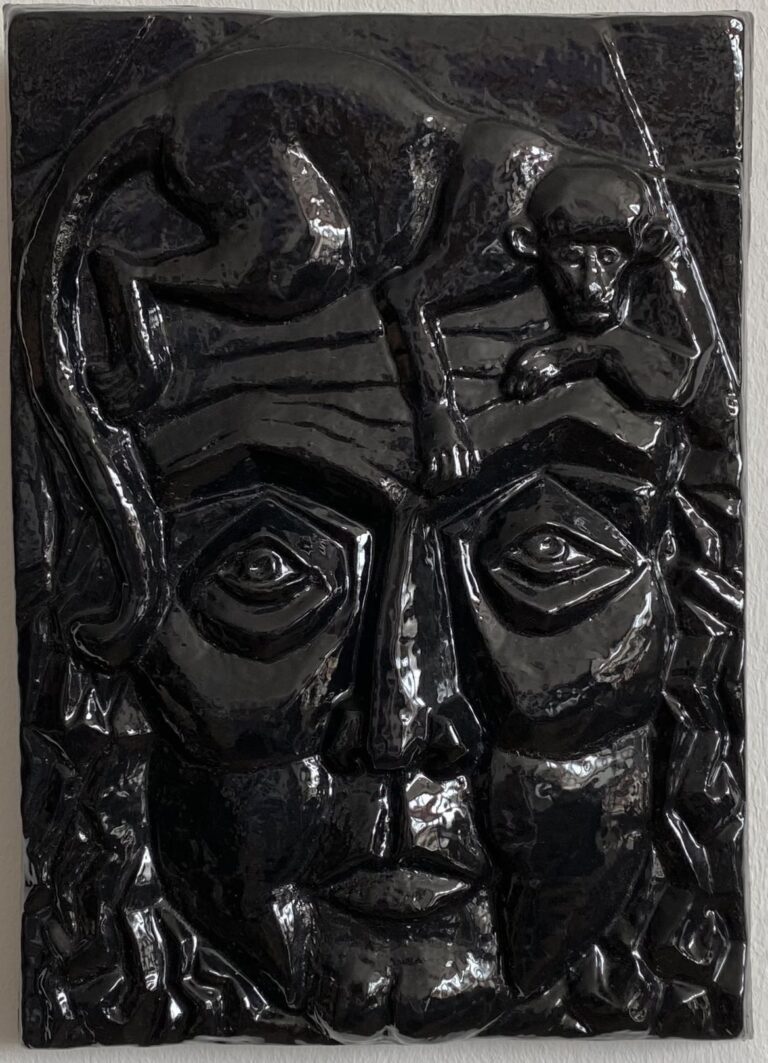„Frau mit Brüllaffe“
Glazed Ceramic, 30×21.5cm, Series: 2/15, 2022