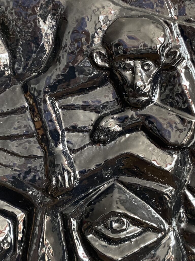 Detail — „Frau mit Brüllaffe“
Glazed Ceramic, 30×21.5cm, Series: 2/15, 2022
