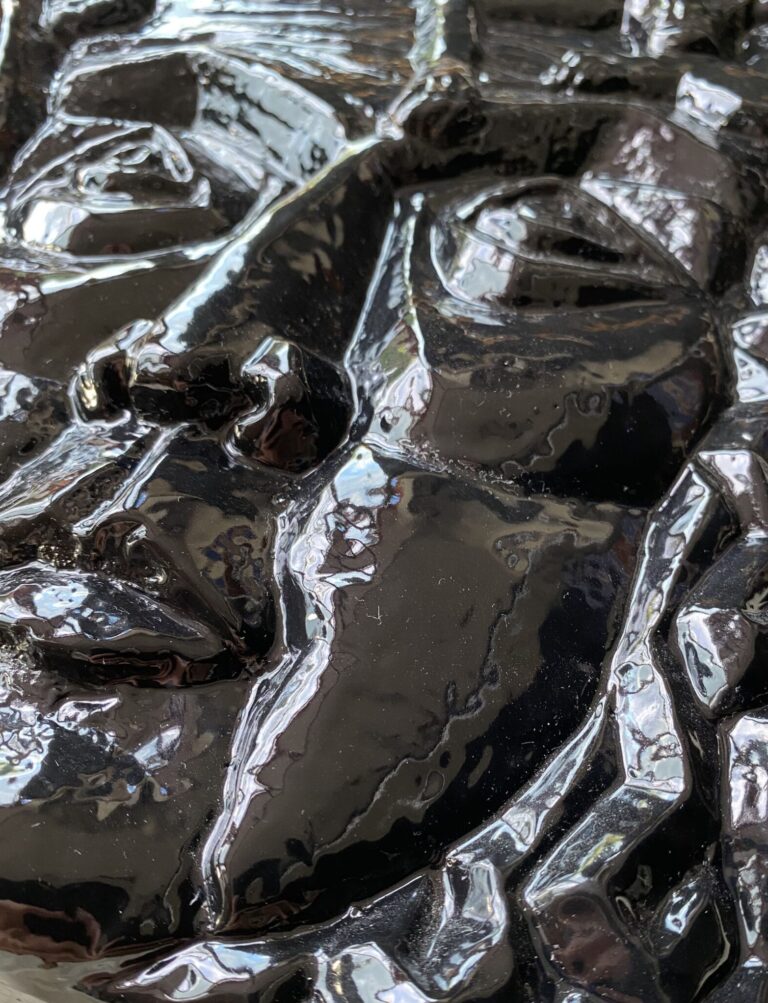 Detail — „Frau mit Brüllaffe“
Glazed Ceramic, 30×21.5cm, Series: 2/15, 2022