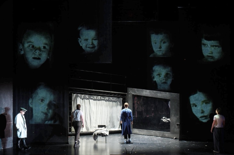 Stage design for "Die Weiße Rose" (Version 1967) by Udo Zimmermann at Staatsschauspiel Dresden, 2025
Photos: Stiftung sächsische Gedenkstätten (Willy Braune, Judith Karisch, Konrad Probst, Christa Gabriel, Jutta Schulze, Irmgard Rost, Ursula Heidrich)